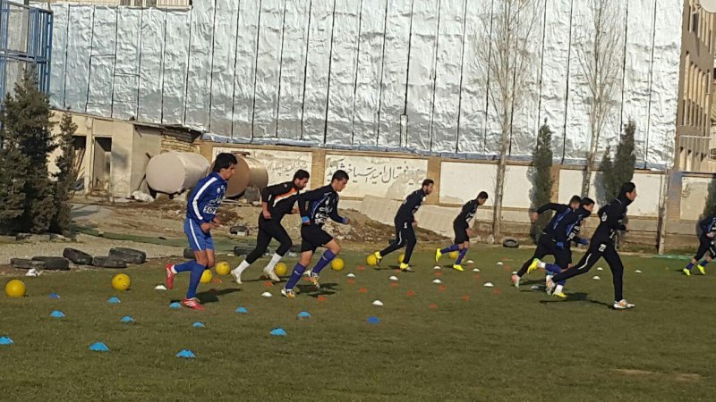 در آغوش گرفتن رحمتی به نمایندگی از بازیکنان