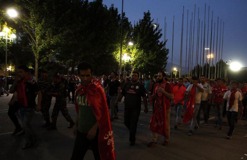 تجمع هواداران معترض مقابل باشگاه تراکتورسازی