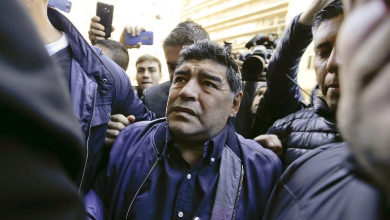 بازداشت موقت مارادونا در فرودگاه بوینس آیرس