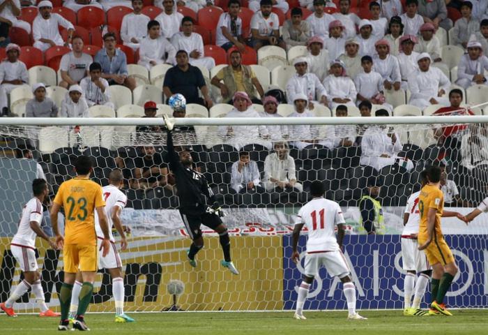 بازی در کنار ٤٠ هزار اماراتی سخت بود