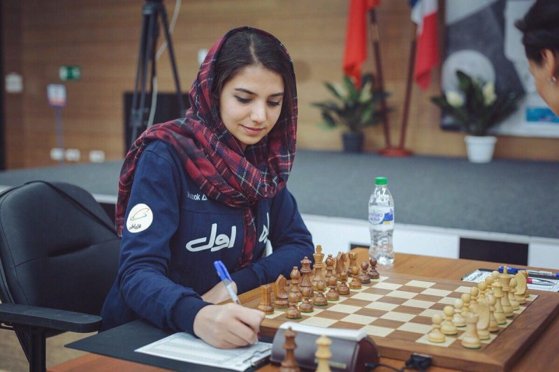 غافلگیری دختر شطرنج باز از پرچمداری کاروان ایران