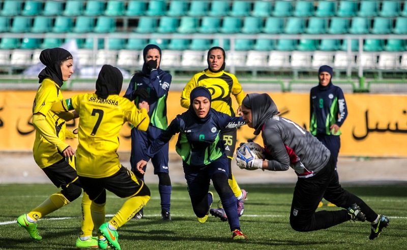 برگزاری مسابقه لیگ برتر فوتبال بانوان در فولادشهر