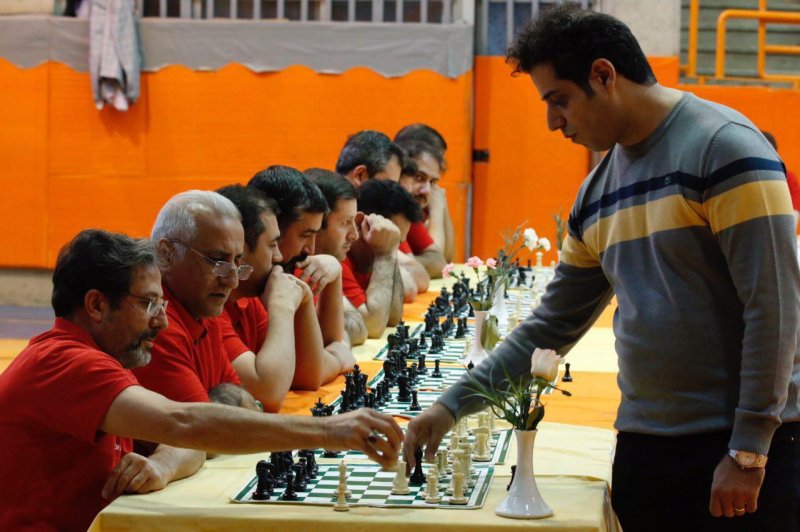 پیروزی احسان قائم‌مقامی مقابل 80 شطرنج‌باز