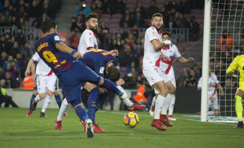بارسلونا 2-1 آلاوس: سه امتیاز با چنگ و دندان