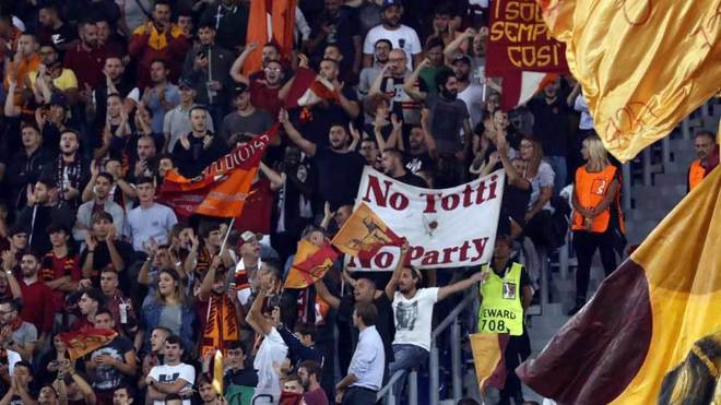 اعتراض هواداران رم به افزایش قیمت بلیت‌های نوکمپ