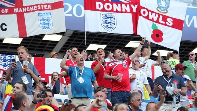 فیفا شعارهای هواداران انگلیسی را بررسی می‌کند