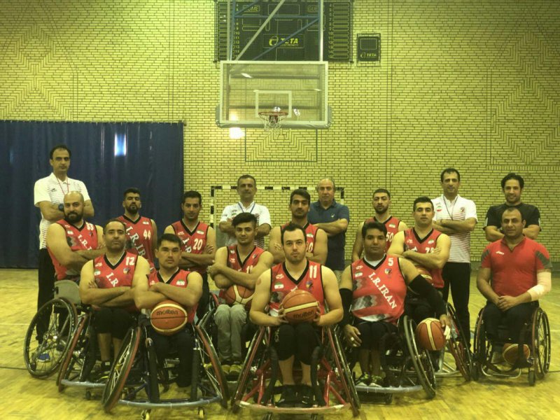 بدرقه ملی‌پوشان بسکتبال با ویلچر توسط سالمندان