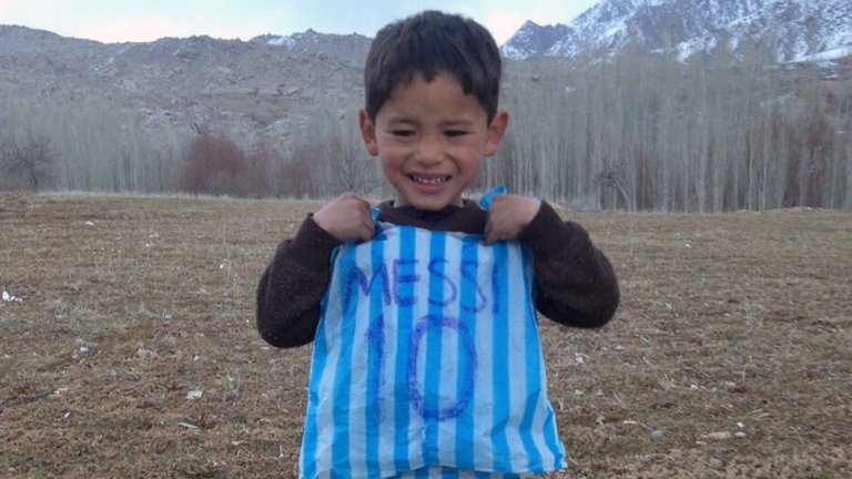 فرار مسی افغان از دست طالبان بدون پیراهن مسی!