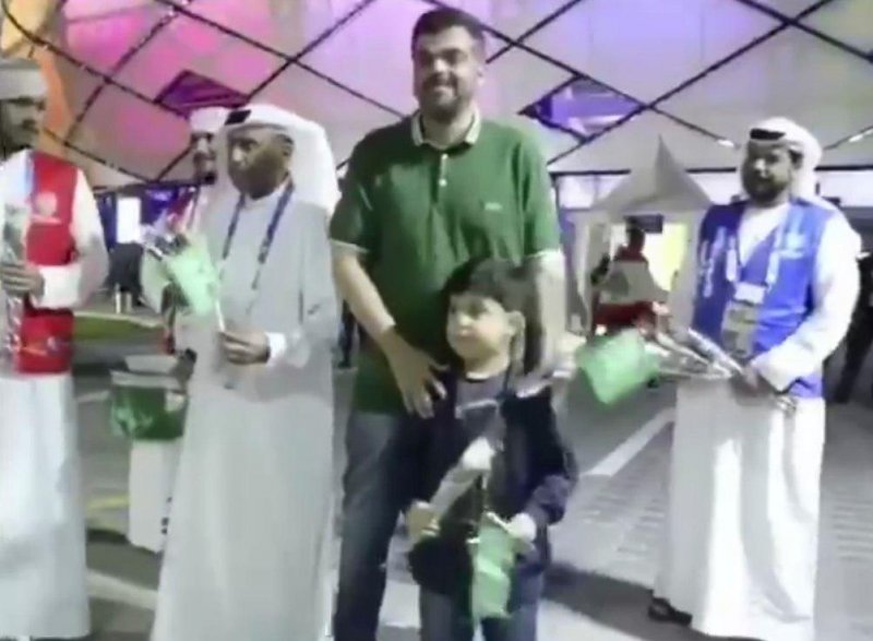 اهدای گل در امارات به هواداران عربستان!