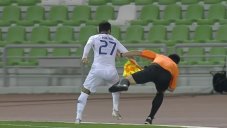 برخورد ناخواسته بازیکن الهلال با کمک داور