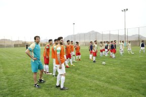 تدریس زبان انگلیسی در اردوی تیم ملی جوانان