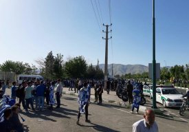 صف هواداران استقلال و سپیدرود پشت در آزادی