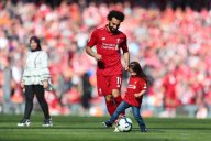 گلزنی دختر محمد صلاح با لباس لیورپول در آنفیلد