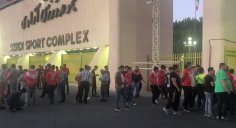 هواداران سپیدرود جلوی در استادیوم آزادی