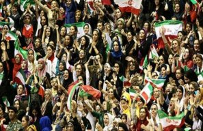 بانوان تماشاگران لیگ ملتهای والیبال در ورزشگاه
