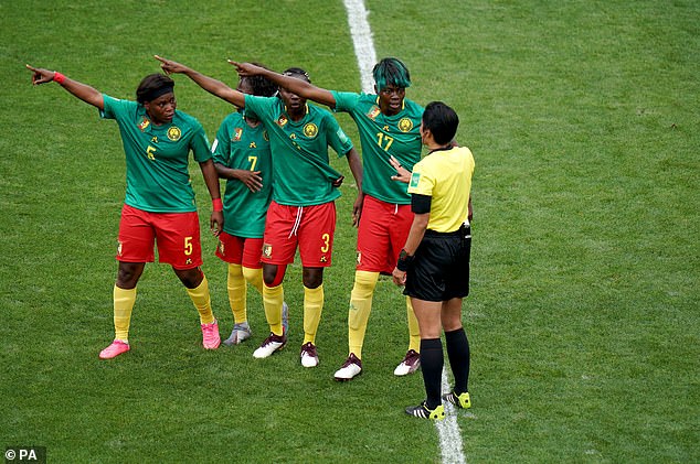 جنجال بزرگ در بازی انگلیس- کامرون؛ VAR نقش اول! (عکس)