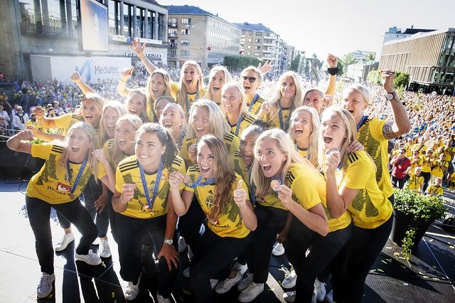 استقبال پرشور از تیم ملی زنان سوئد(عکس)