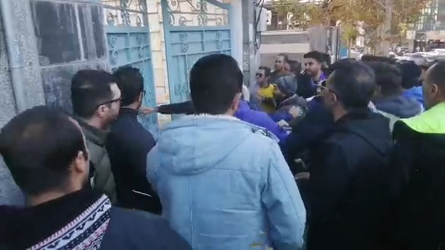 حمله هواداران به معاون اجرایی باشگاه استقلال