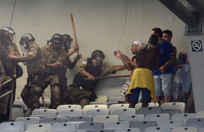 شورش هوداران کروزیرو بعد از سقوط به لیگ ب (عکس)