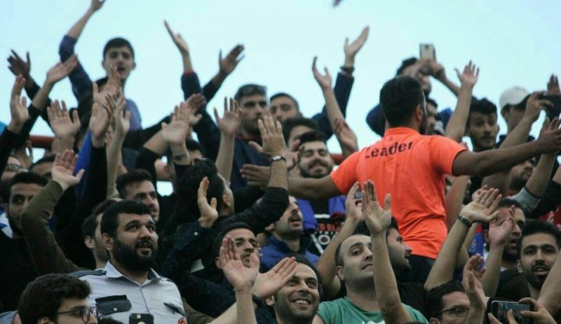تجمع هواداران داماش در استادیوم شهید عضدی