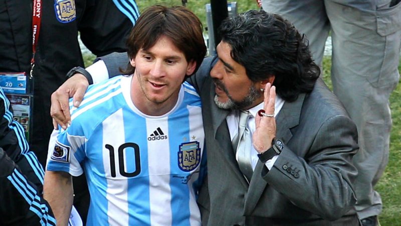 مارادونا به مسی: به افتخاراتم در ناپولی نمی‌رسی!