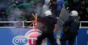 نقض قرنطینه و درگیری هواداران پائوک با پلیس یونان