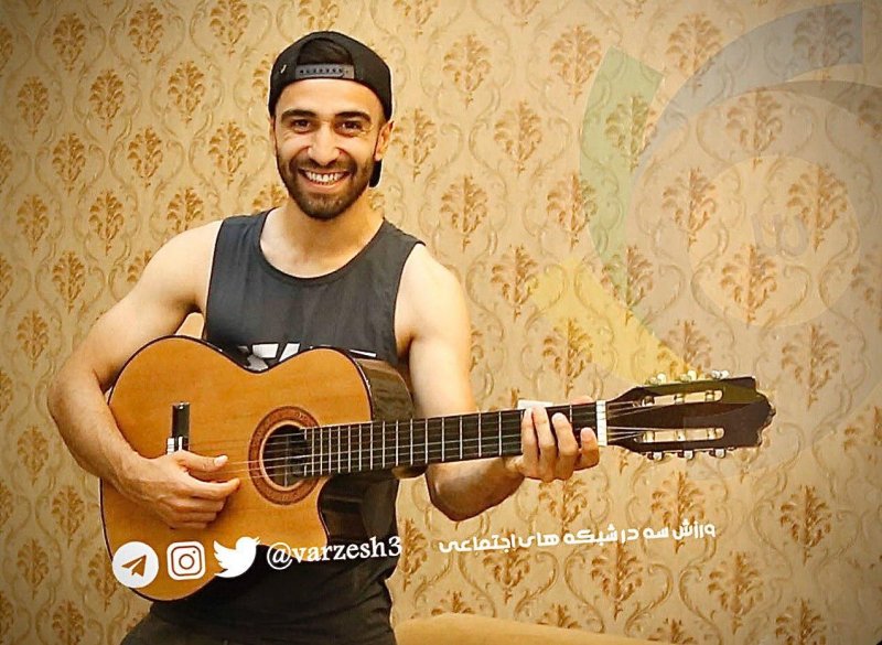 عاشقانههای ارسلان مطهری با گیتار و پیراهن استقلال (گزارش تصویری)