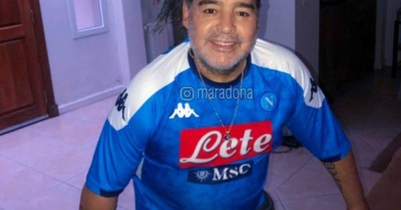 شادی مارادونا از قهرمانی ناپولی(عکس)
