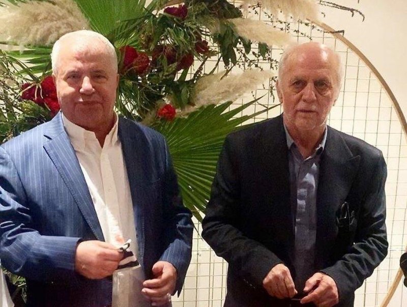 برش کیک هفتادسالگی خوردبین برعهده پروین (عکس)