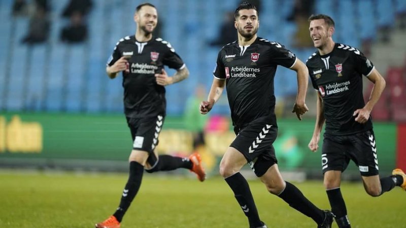 عزتاللهی مثل یک مهاجم گل میزند!