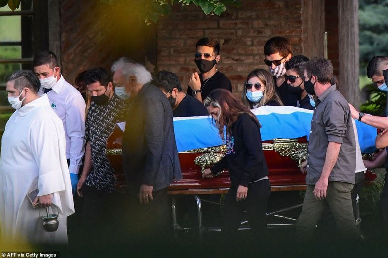 خاکسپاری مارادونا با حضور خانواده و نزدیکان(عکس)