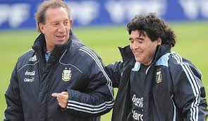 اشک مربی افسانه‌ای فوتبال آرژانتین در آمد