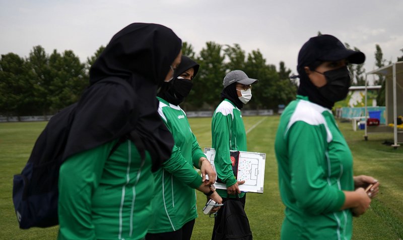 زنان ایران-زنان شالروا؛ در ورزشگاه آزادی؟