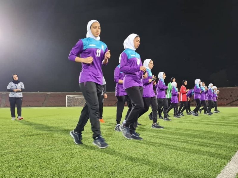 تمرین سبک دختران جوان پیش از دوئل با تاجیکستان