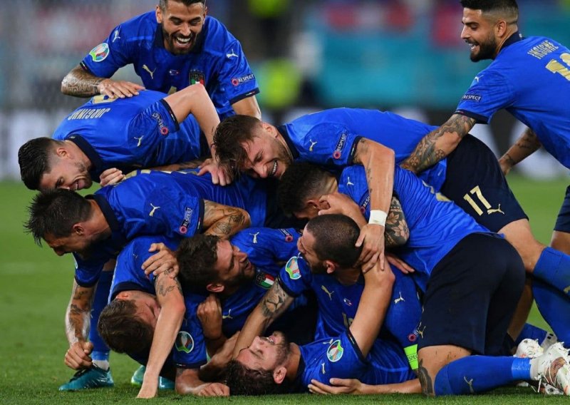 ایتالیا 1(4)-(2)1 اسپانیا: آتزوری به ومبلی می‌رود