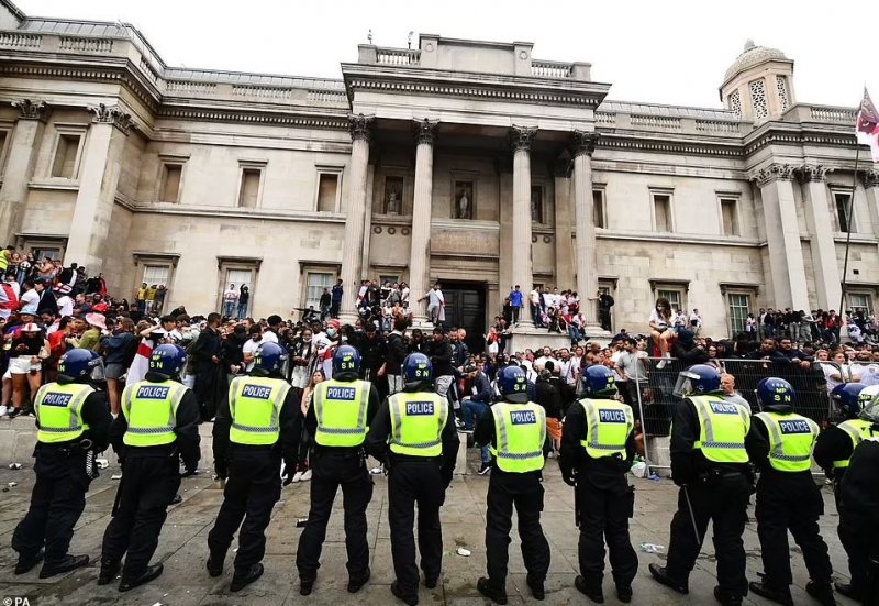 پلیس به دنبال افرادی که به ومبلی یورش بردند(عکس)