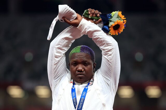 اعتراض ورزشکار آمریکایی روی سکو و واکنش IOC