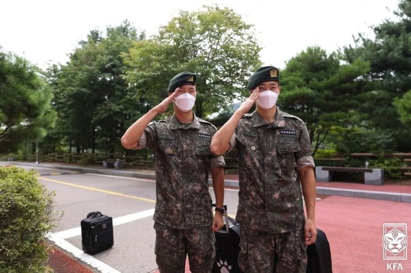 دو کره ای با لباس سربازی در تمرین تیم ملی! (عکس)