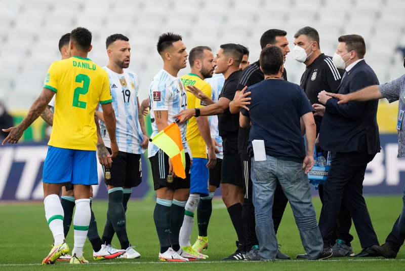 انتقال بازیکنان آرژانتین به هواپیما از ترس بازداشت