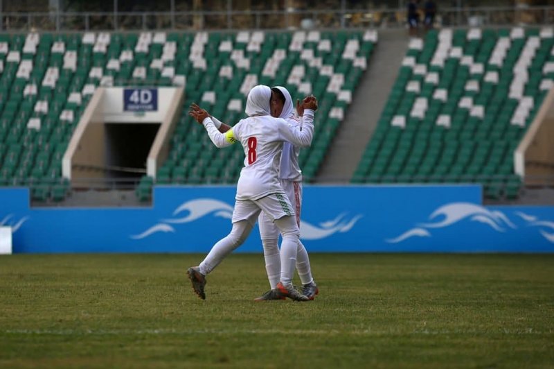 کاپیتان فوتبال زنان؛ متخصص در ضربه پنالتی (عکس)