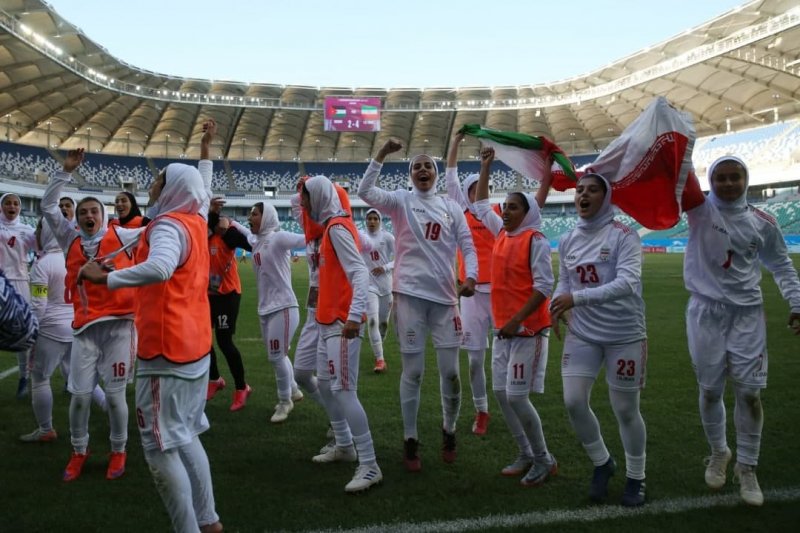 دختران تاریخ‌ساز فوتبال ایران، بامداد دوشنبه در تهران