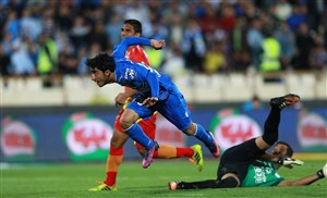 استقلال 1 - فولاد 0 ؛ آبیها یازده نفره روی سکوی دو!