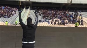 تشویق محسن فروزان توسط هواداران استقلال