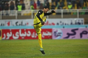 رحمتی دروازهبان استقلال در دربی شد