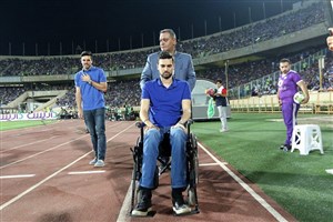 حضور پادوانی با ویلچر در ورزشگاه آزادی و تشویق هواداران
