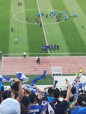 هواداران عصبانی جلوی اتوبوس استقلال را گرفتند