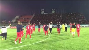 تشویق محسن فروزان و بازیکنان تراکتورسازی توسط هواداران