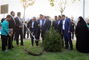 دست های رنگی شیخ سلمان در مراسم کلنگ زنی!