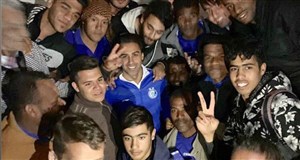 حضور فرهاد مجیدی در جمع هواداران مستقر در استادیوم آزادی