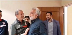 برخورد جالب فرکی و لیکنز و تعارف صندلی داغ نشست مطبوعاتی به سرمربی پیکان